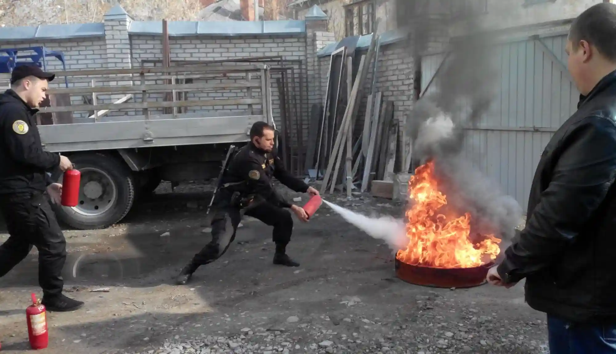 Наши охранники умеют действовать при пожаре