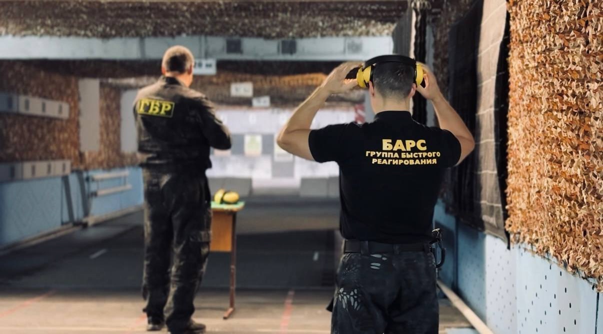 Экипажи ГБР «Барс» провели тренировку по стрельбе из пистолета и карабина