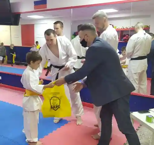 «Барс» сделал подарки юным каратистам