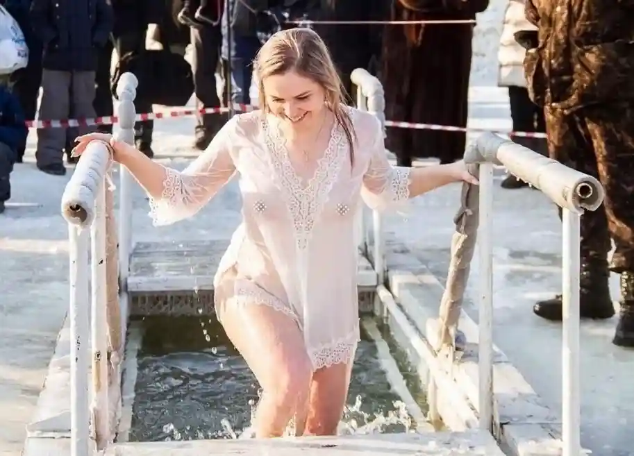 Крещенские купания – окунаемся в прорубь с умом