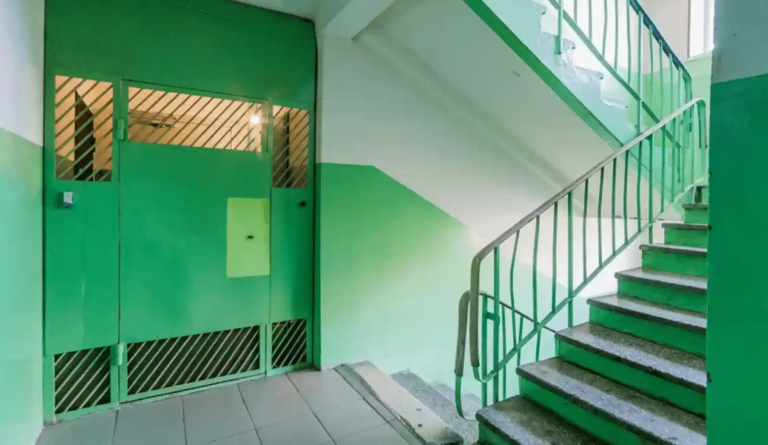 Тамбурная дверь на площадке многоквартирного дома. Устанавливаем законно