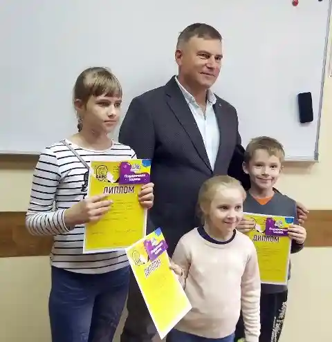 Основатель «Барс» вручил призы победителям конкурса рисунков «Азбука безопасности»