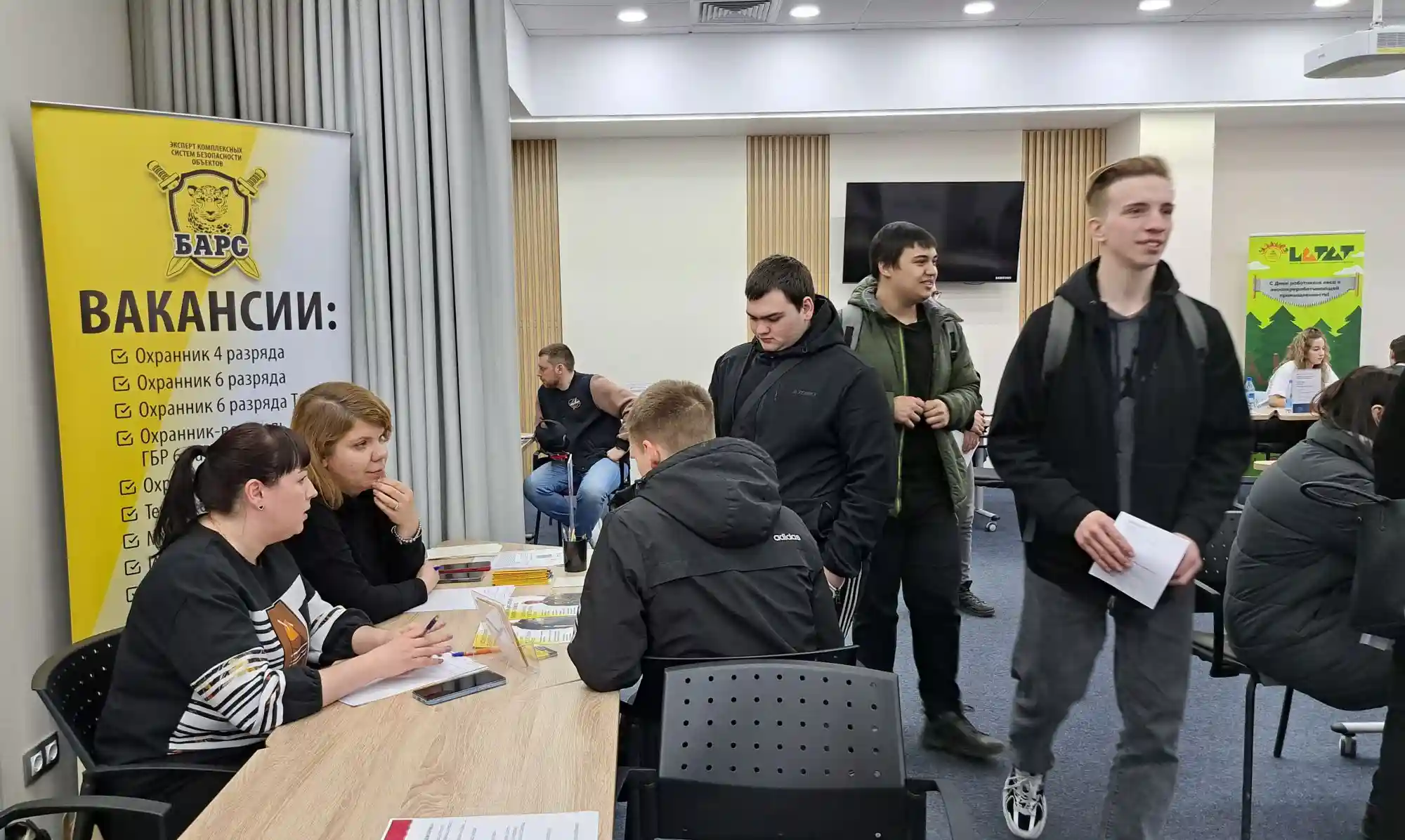 На ярмарке вакансий работой в «Барсе» заинтересовались студенты технических вузов и колледжей