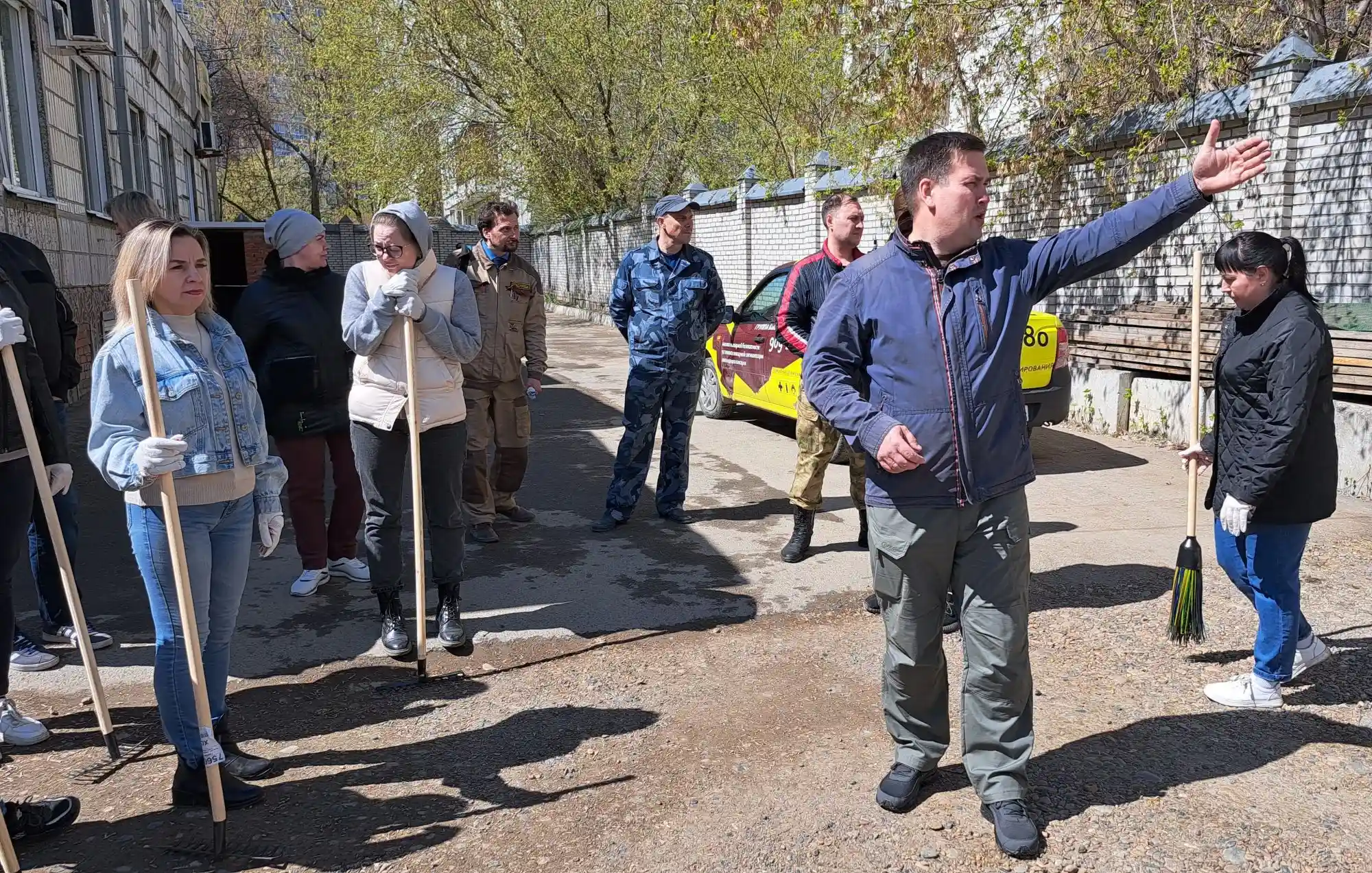 Сотрудники «Барс» провели субботник