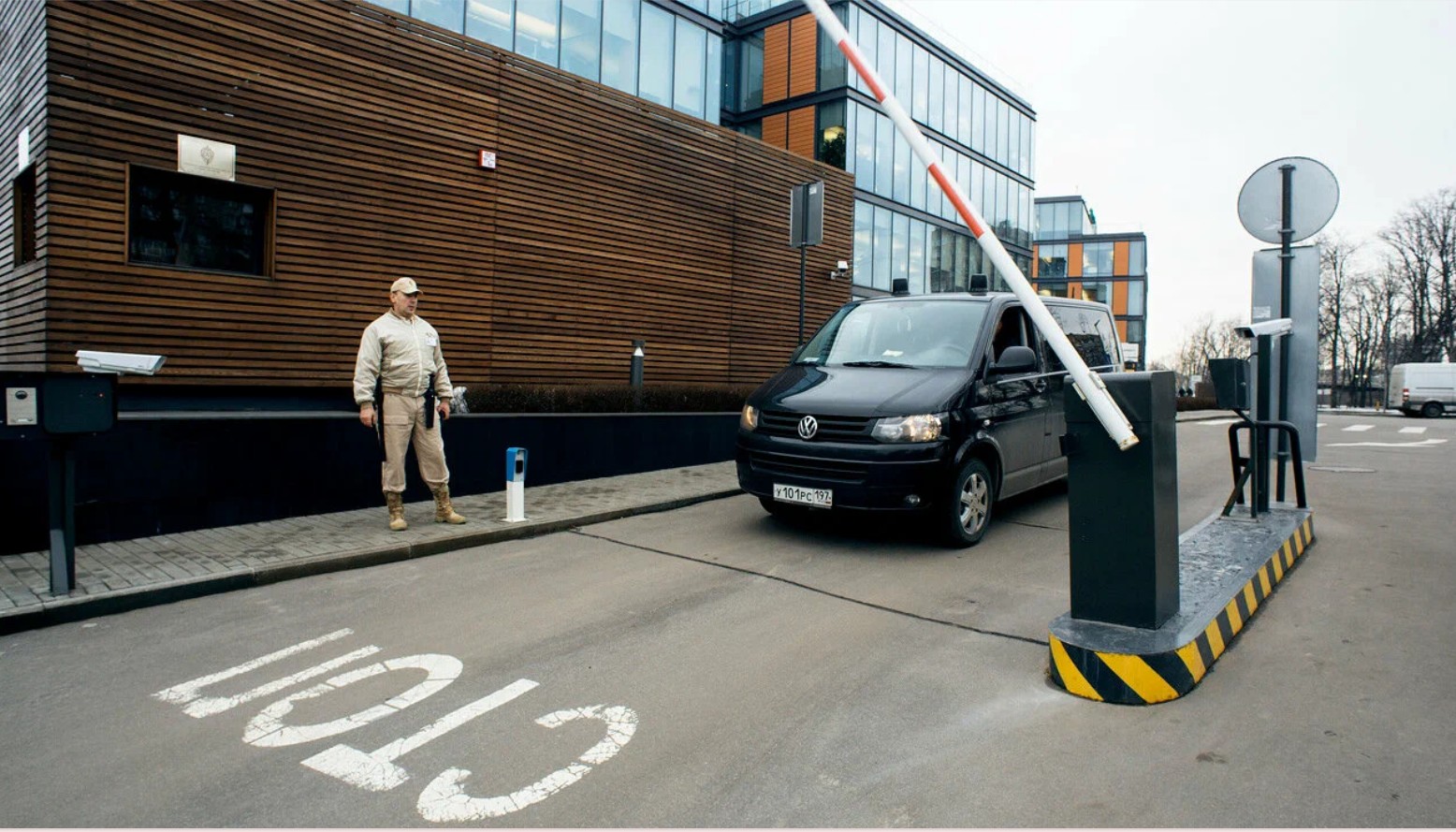 От шлагбаума до ИИ: полный гид по безопасности современной парковки