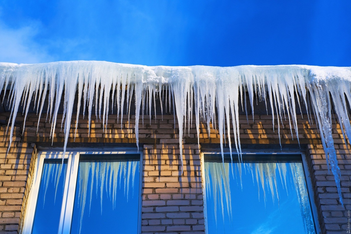 Сход снега с крыш и падение сосулек: правила безопасности