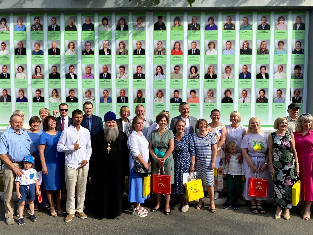 На Доске Почета Октябрьского района разместили фотографию сотрудницы «Барс»