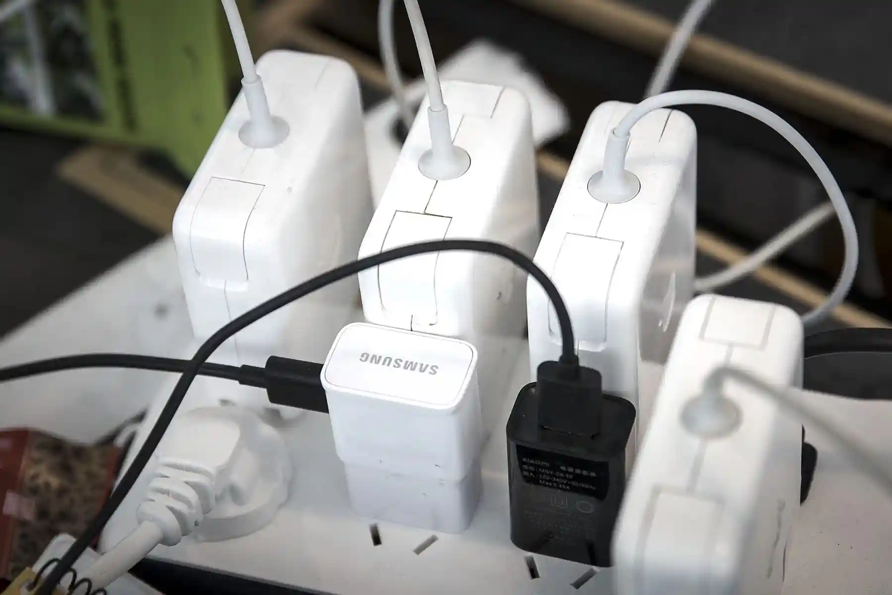 Почему нельзя оставлять в розетке зарядное устройство?